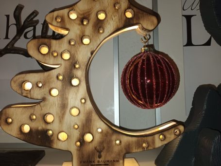 kleiner Holzbaum mit Beleuchtung und Kugel