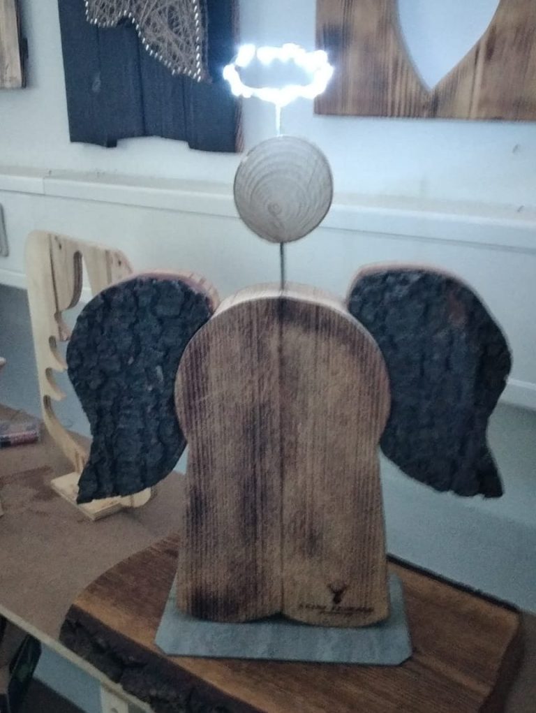 Holzengel mit Beleuchtung