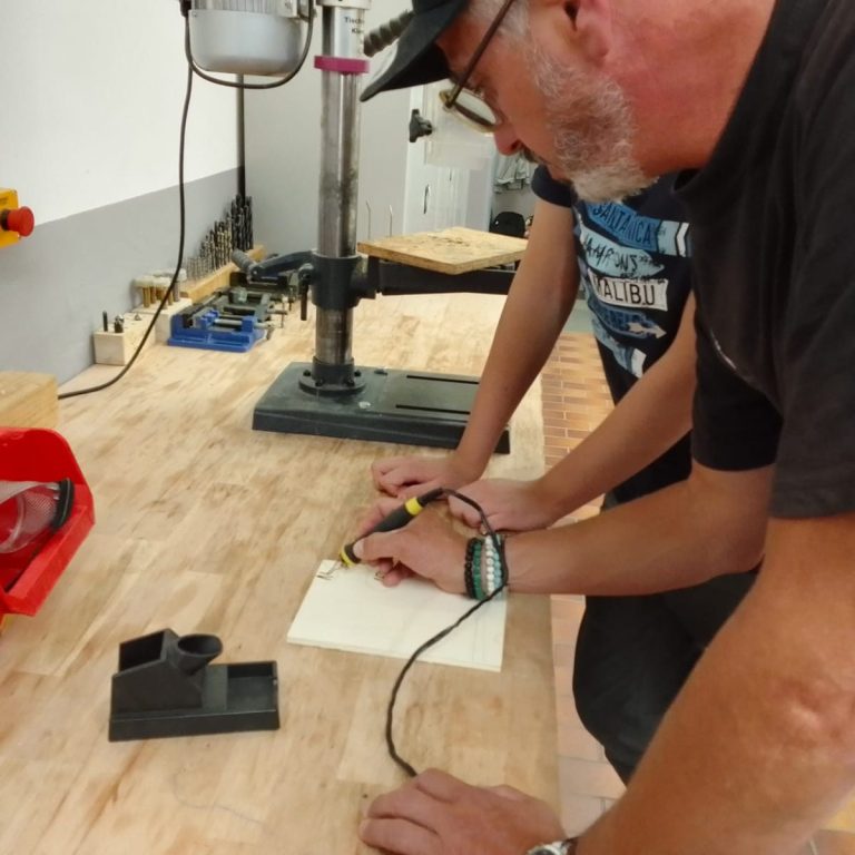 mit Brennstab Holz bearbeiten